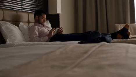 Hombre-De-Negocios-Usando-Tableta-Digital-En-El-Dormitorio-4k