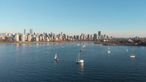 Varias-Tomas-De-Drones-En-La-Playa-De-Kitsilano-Cerca-Del-Centro-De-Vancouver,-Bc