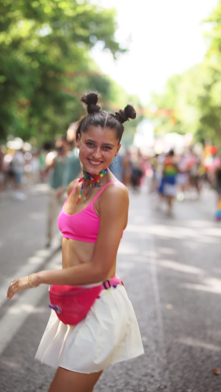 Donna che festeggia alla parata del Pride