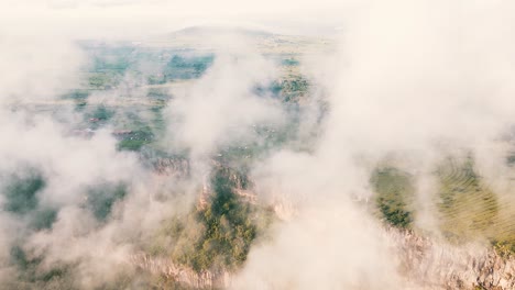 hiperlapso en un día nublado en el cañón de pena del aire en méxico