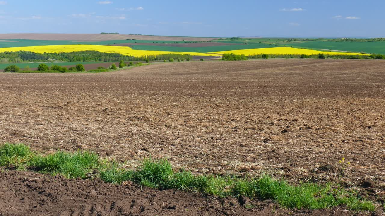 Panoramatický pohled na pole v dubnu.