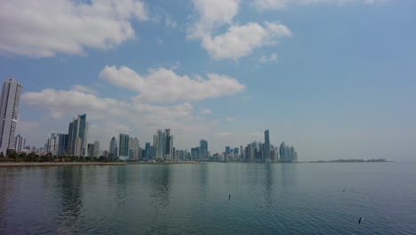 ciudad de panamá desde el otro lado del río, el horizonte de la ciudad en toda su gloria, con sus altos rascacielos