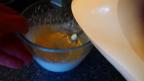 hacer picos rígidos de crema batida caseros que se mezclan con una batidora de cocina