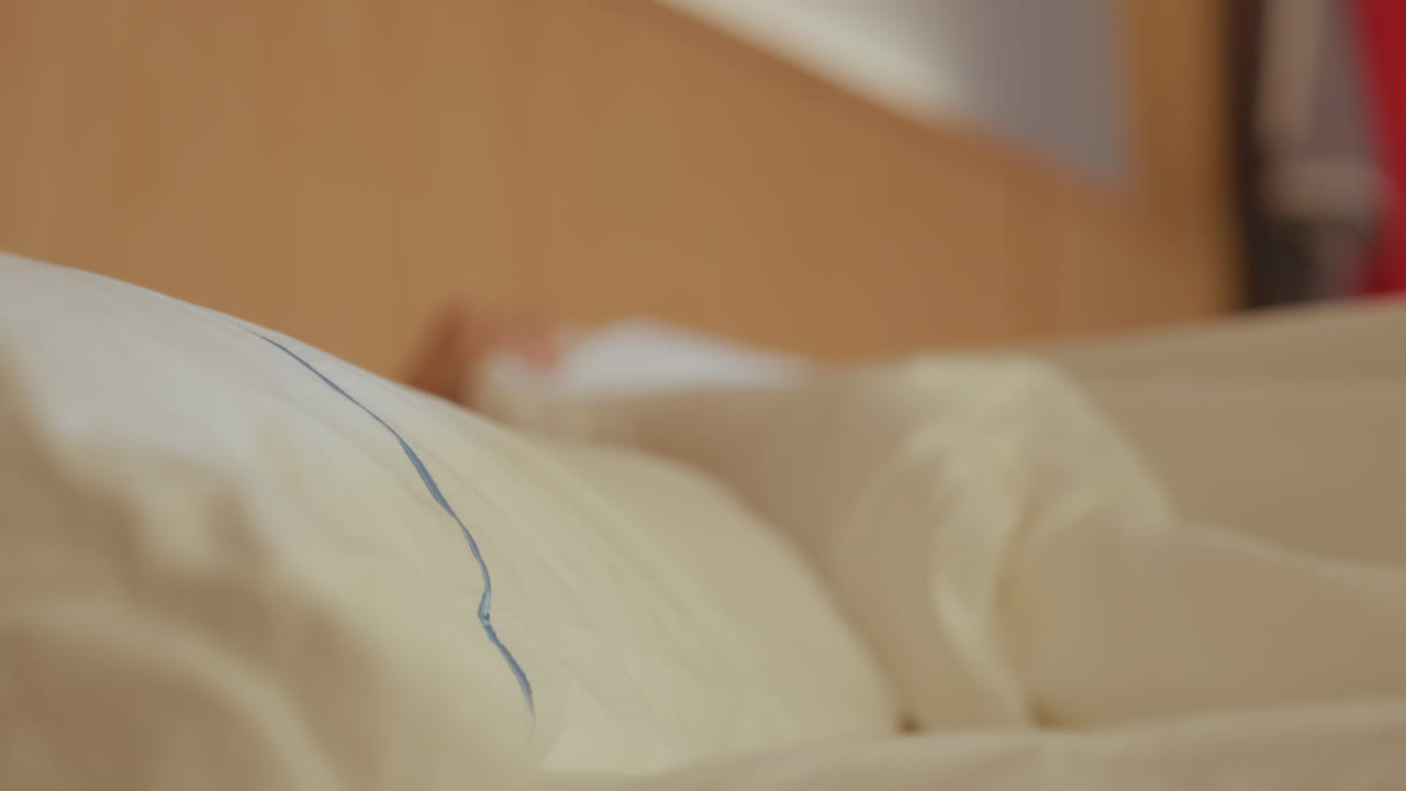 Una donna si prepara silenziosamente. La viaggiatrice esita nella stanza. L'alba avvolge la donna che si ferma durante la routine di preparazione dei bagagli. Una scena mattutina pacifica con una donna che fa una pausa durante le sue attività di preparazione in camera d'hotel.