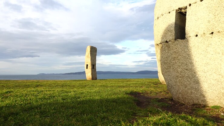 Công viên Menhirs tại Campo de la Rata. La Coruna, Tây Ban Nha. Chụp chuyển động