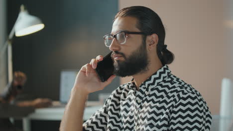 Young-Man-Talking-on-Teléfono