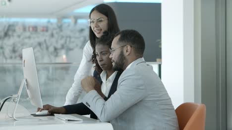 colegas multiétnicos que usan computadoras de escritorio