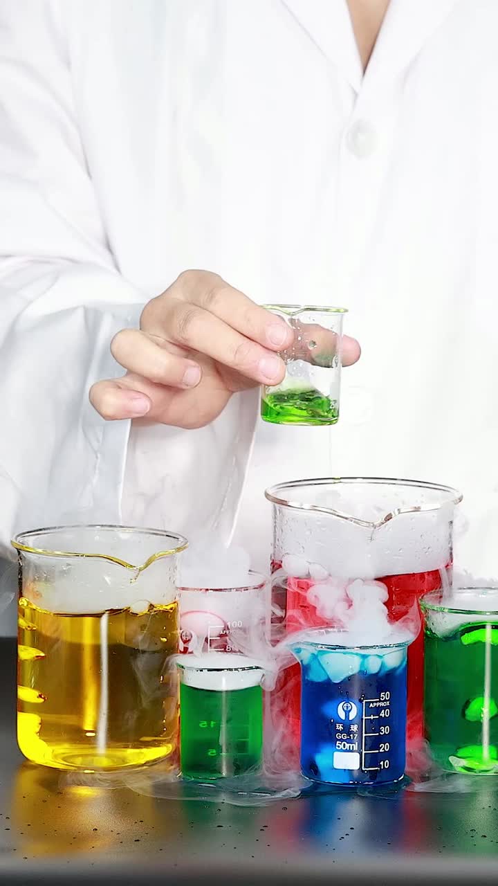 el científico lleva a cabo un experimento con líquidos de colores