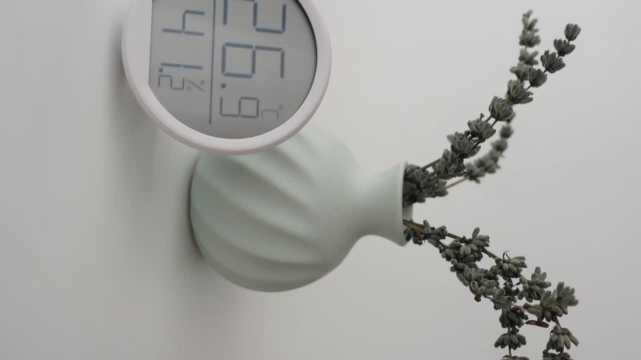 Digital termometer och hygrometer som visar temperatur och luftfuktighet