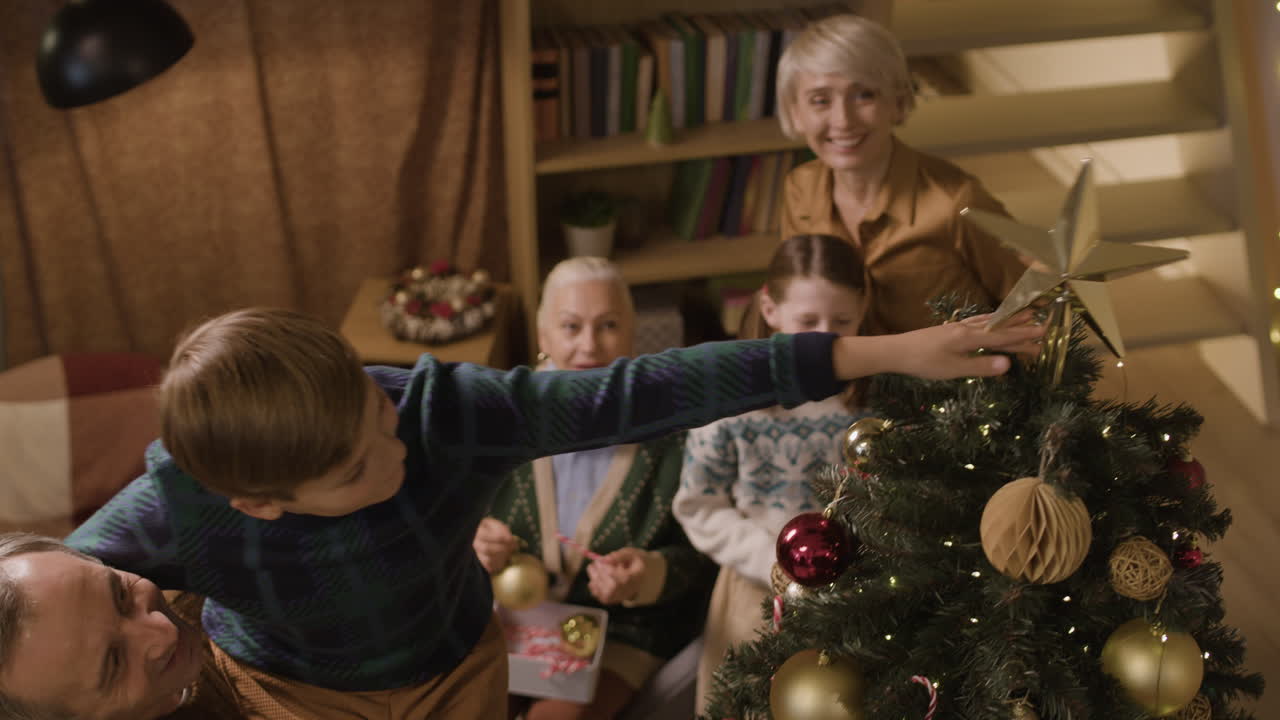 familia decorando el árbol de navidad juntos