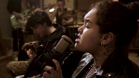 vista cercana de una mujer afroamericana cantando