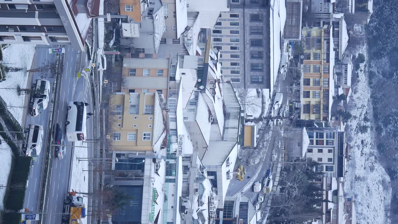 자동차 와 건물 들 이 있는 눈 인 도시 풍경