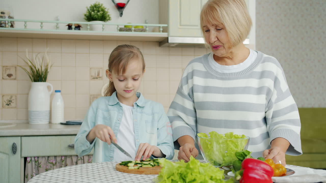 할머니 와 손녀 가 함께 요리 하고 있다