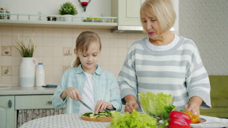 abuela y nieta cocinando juntas