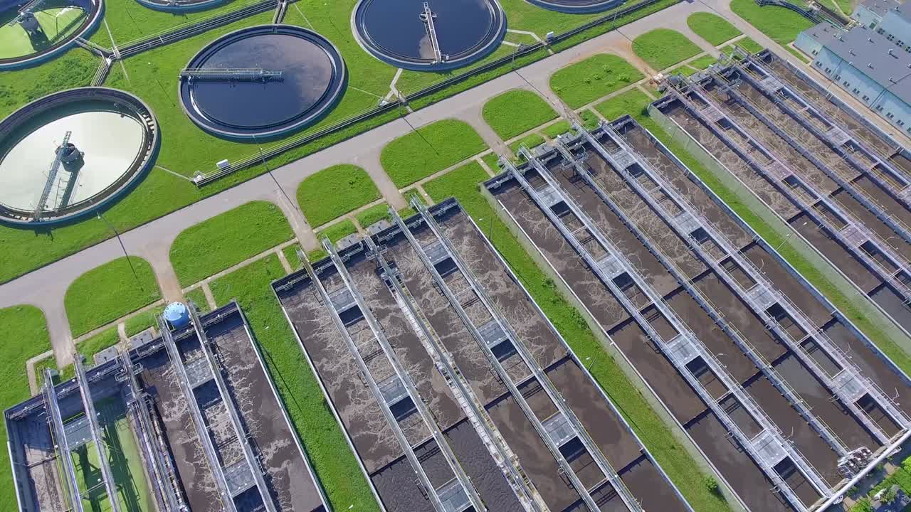 granja de aguas residuales. foto aérea estática mirando hacia abajo en los tanques de aclaramiento y la hierba verde.