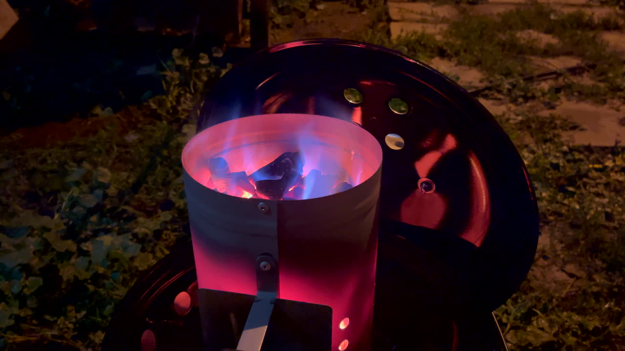 그릴에 맛있는 고기를 요리하기 위해 준비