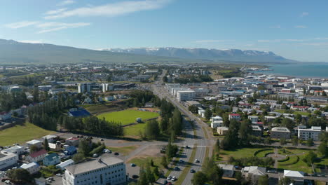 Imágenes-Panorámicas-Aéreas-De-La-Ciudad.-Carretera-Principal-Que-Conduce-Alrededor-Del-Campo-De-Fútbol.-Edificios-En-Barrio-Urbano.-Akureyri,-Islandia