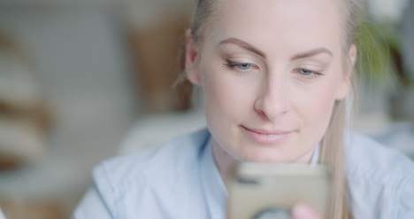 Hermosa-Mujer-Con-Smartphone-Y-Sonrisa-2