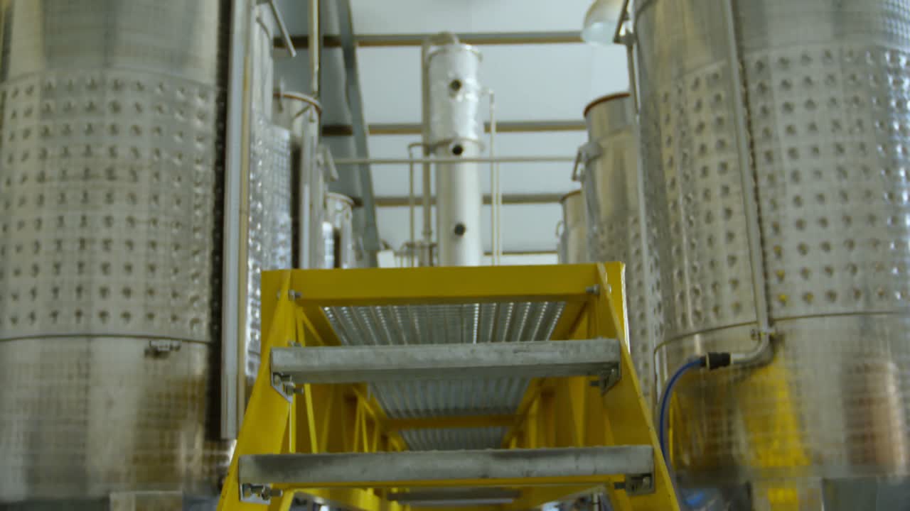 tanques de destilación en la fábrica 4k