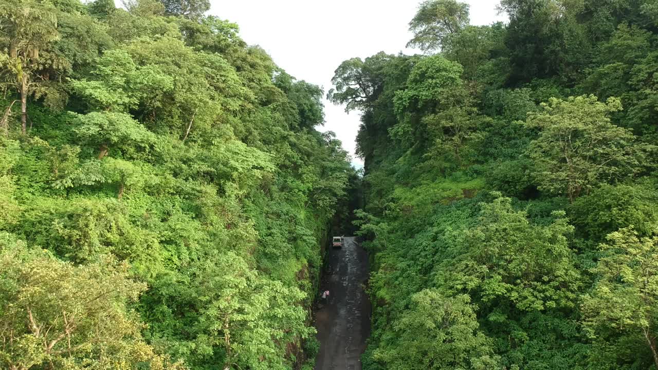 viaje por carretera en carretera india en monzón - temporada de lluvias vista aquí en dudhiware khind en lonavala, india - material de archivo aéreo de drones más vendido