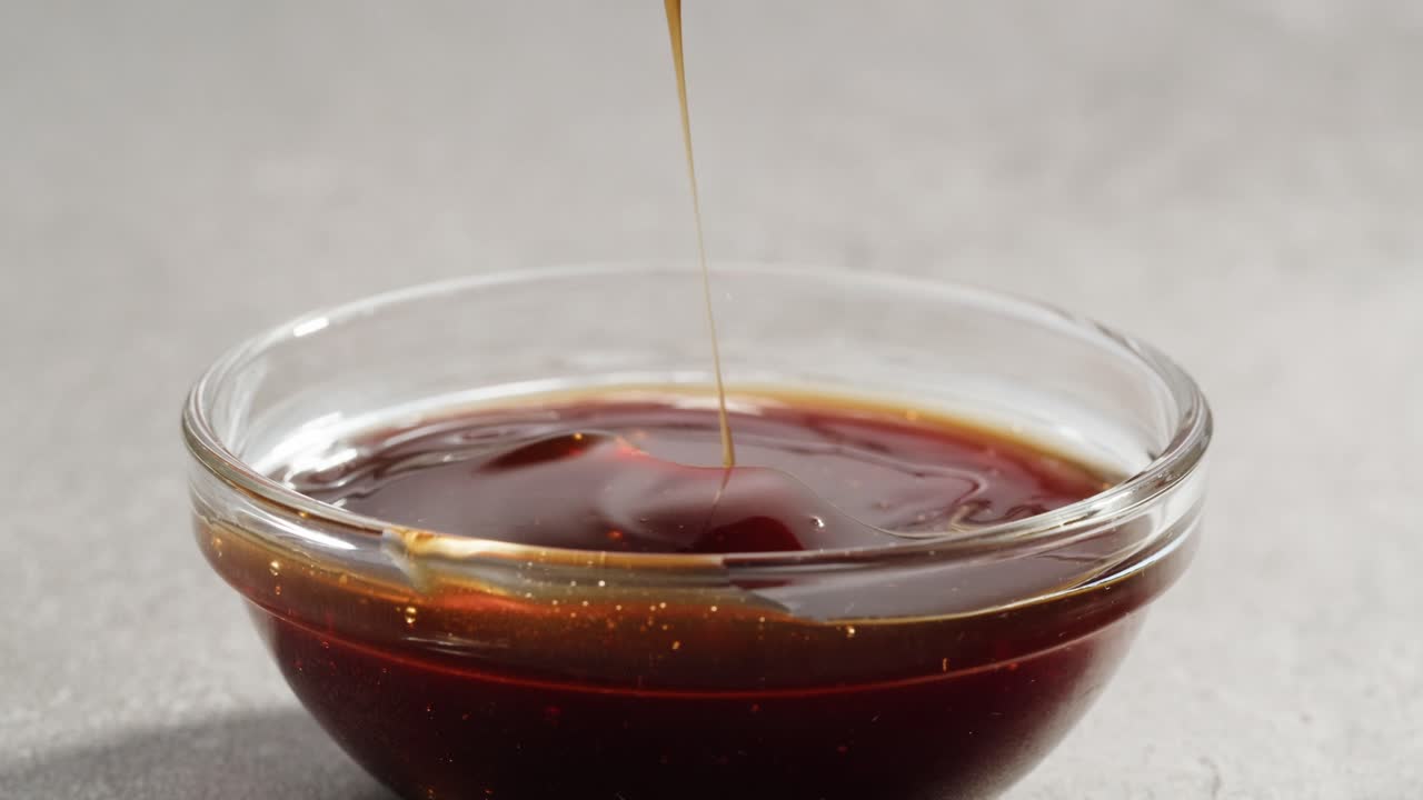 Zenzero marinato in salsa scura con bacchette