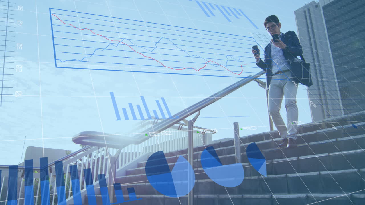 animación de procesamiento de datos sobre hombre asiático usando teléfono inteligente mientras baja las escaleras