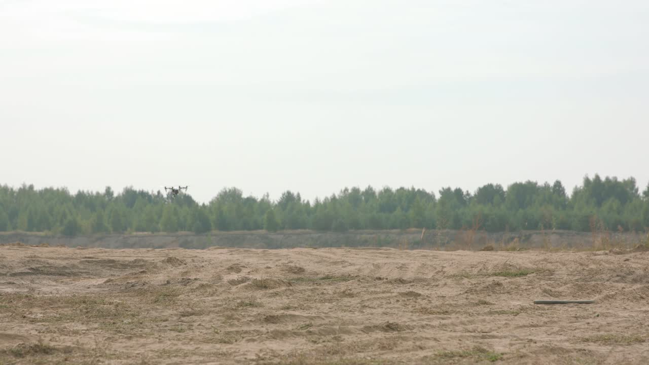 дрон, летящий над карьерой.