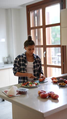 mujer preparando una ensalada en una cocina