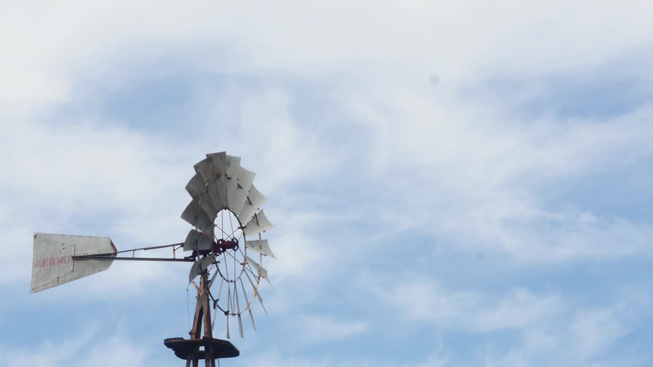 лопасть ветряного насоса, вращающаяся на ветру, на фоне неба