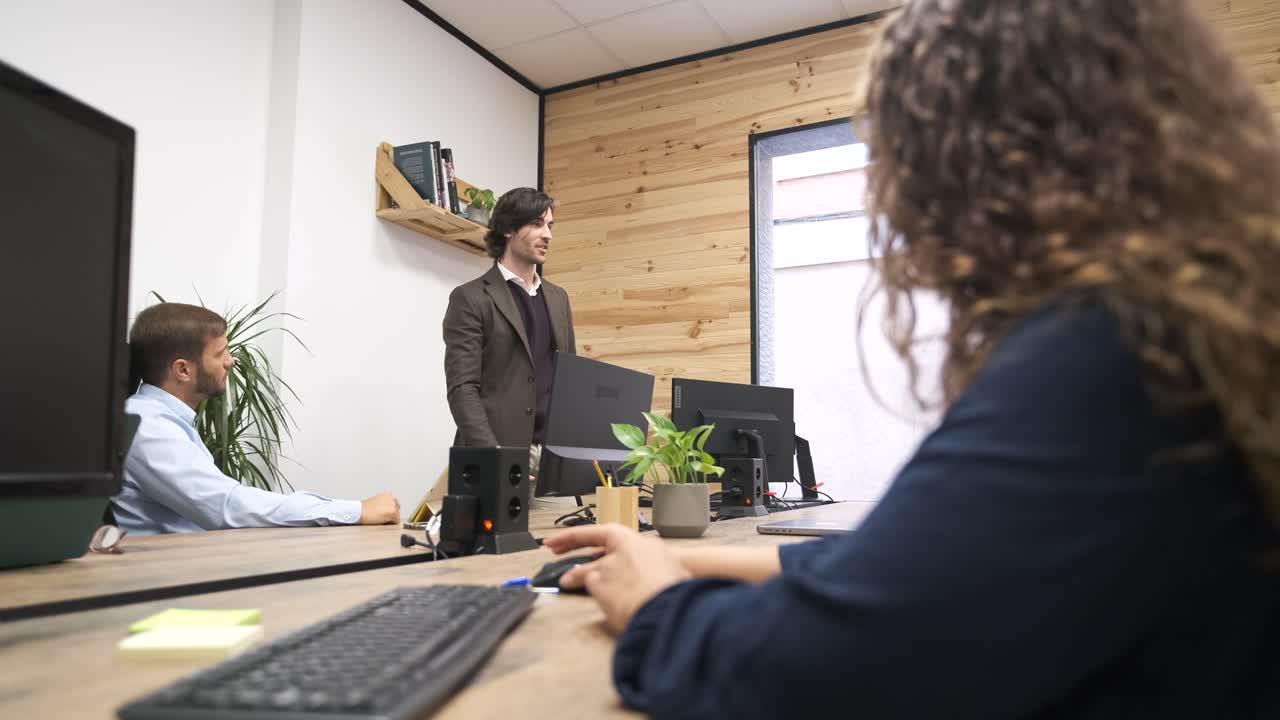 Grupo de colegas de trabalho discutindo um projeto no escritório