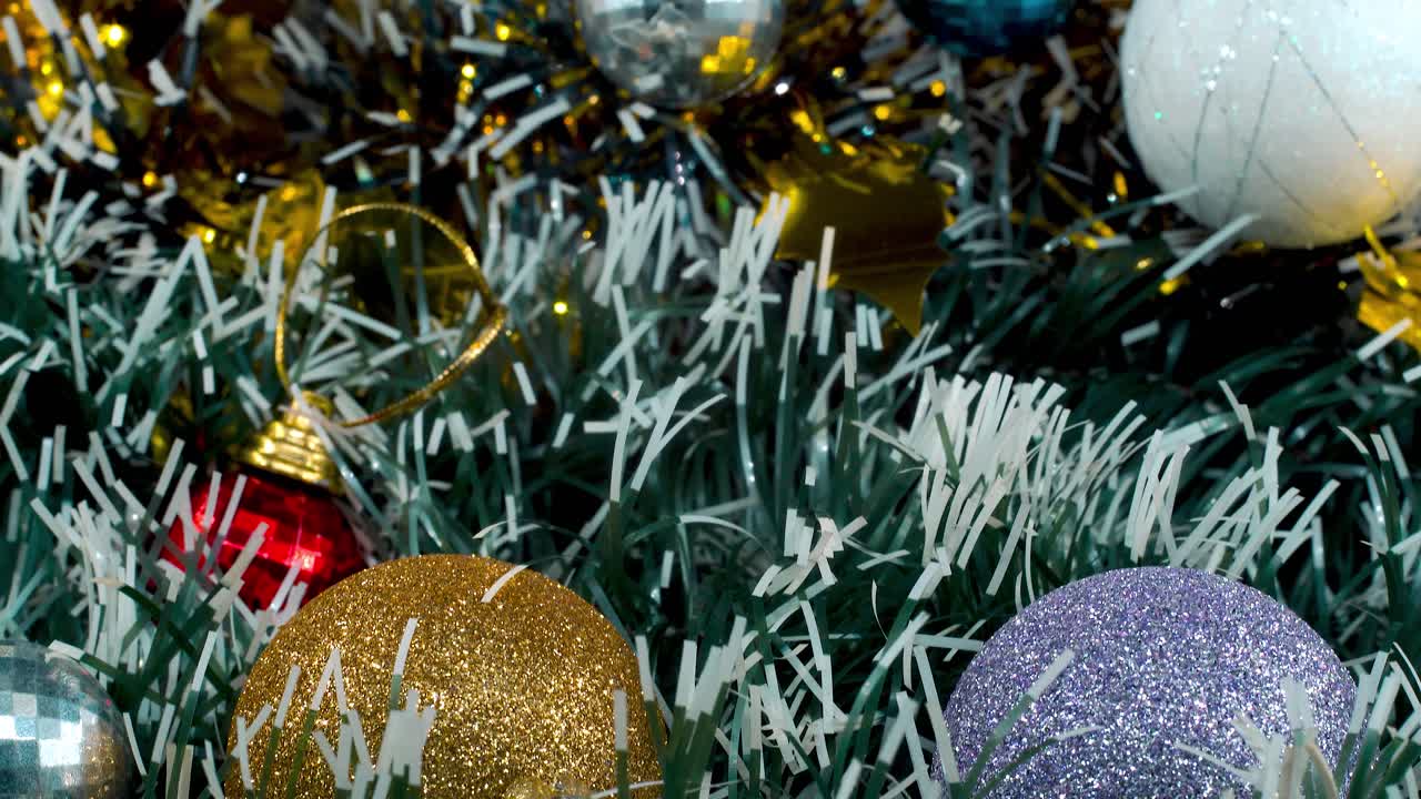 decoración de navidad, adornos coloridos, colores azul verde blanco oro, año nuevo decorado, luces brillantes, cine de primer plano inclinado hasta video 4k