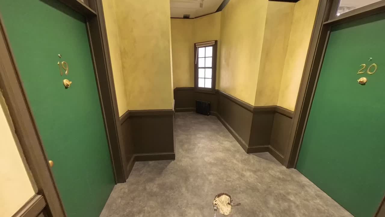 초록색 문이 있는 아파트 복도