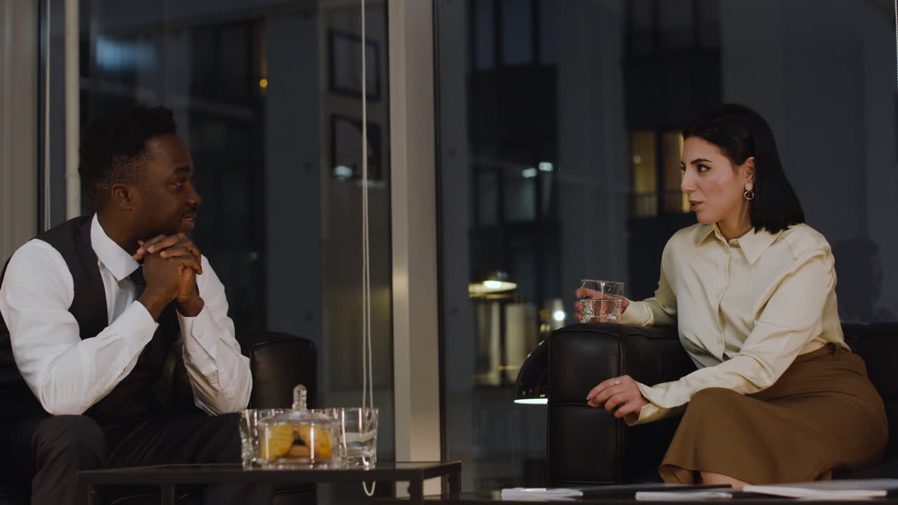 밤에 사무실에서 일하는 직원들