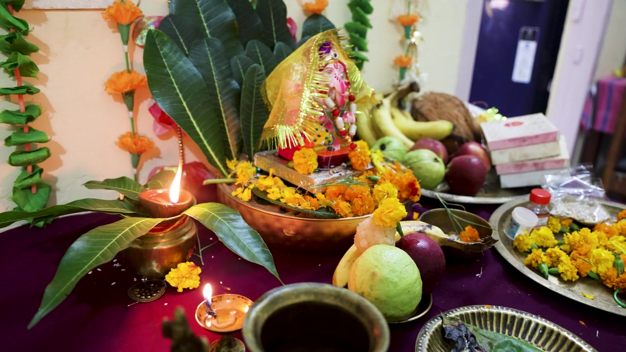 Murti artistica del Signore Ganesha con offerte sacre in occasione di una festa