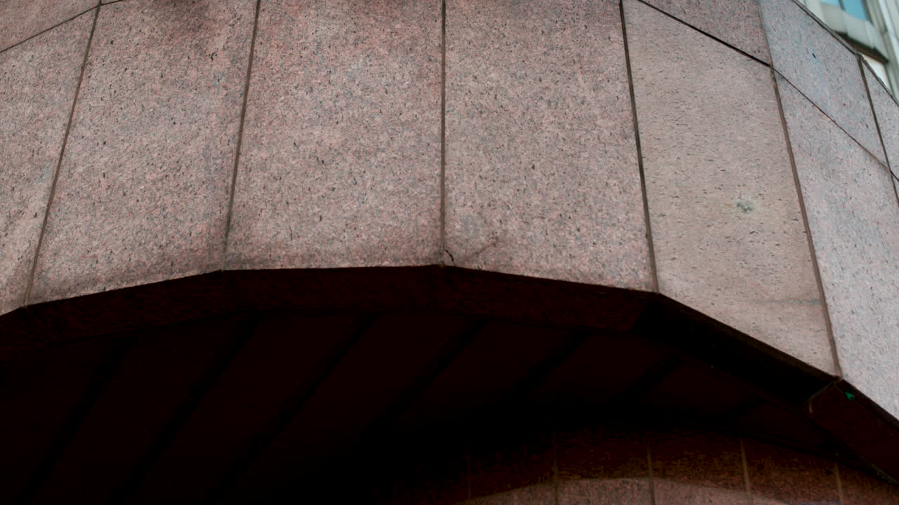 거리에서 앉아있는 친구들