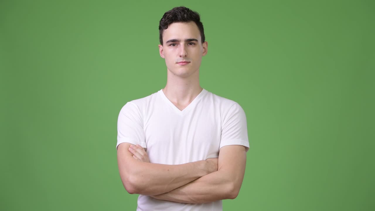 두 팔을 교차 잘 생긴 젊은이