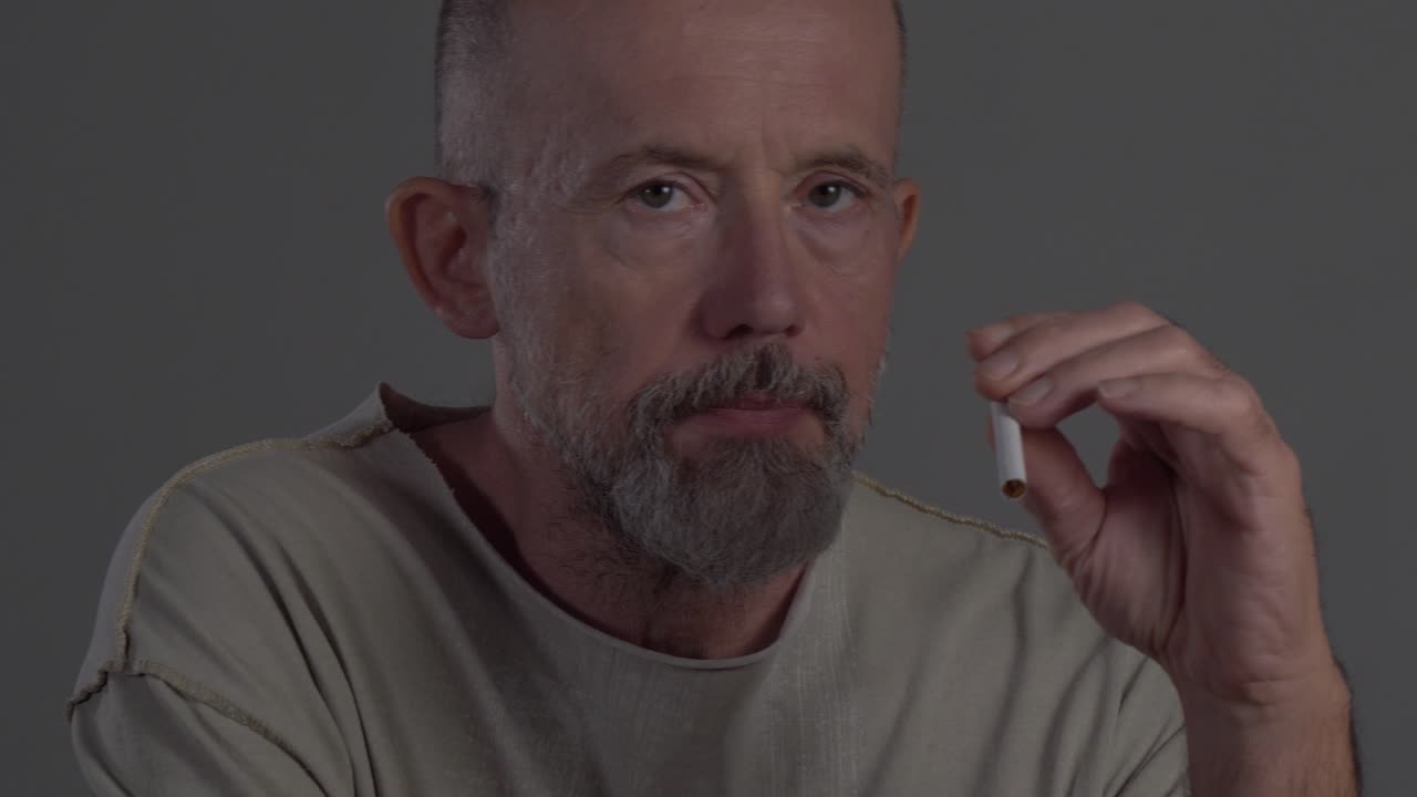 depresión triste hombre de mediana edad fuma un cigarrillo