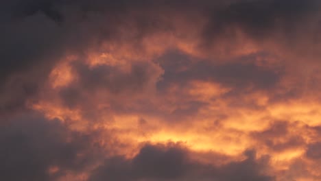 Große-Dramatische-Orangerote-Rollende-Wolken-Während-Eines-Wunderschönen-Epischen-Sonnenuntergangs,-Dunkler-Sturm,-Australien,-Maffra,-Gippsland,-Victoria