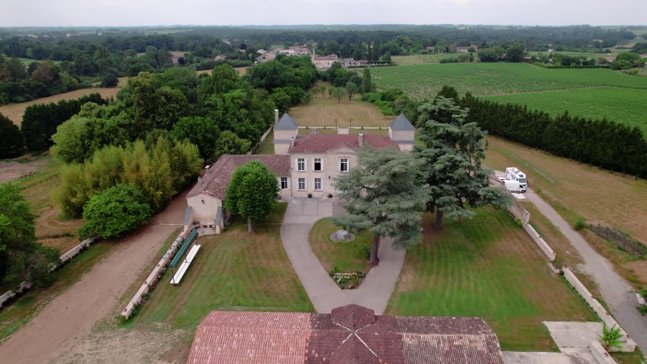fotografía aérea de la villa en el campo de burdeos que acoge una boda