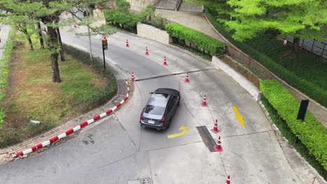 estacionamiento con automóviles y camiones