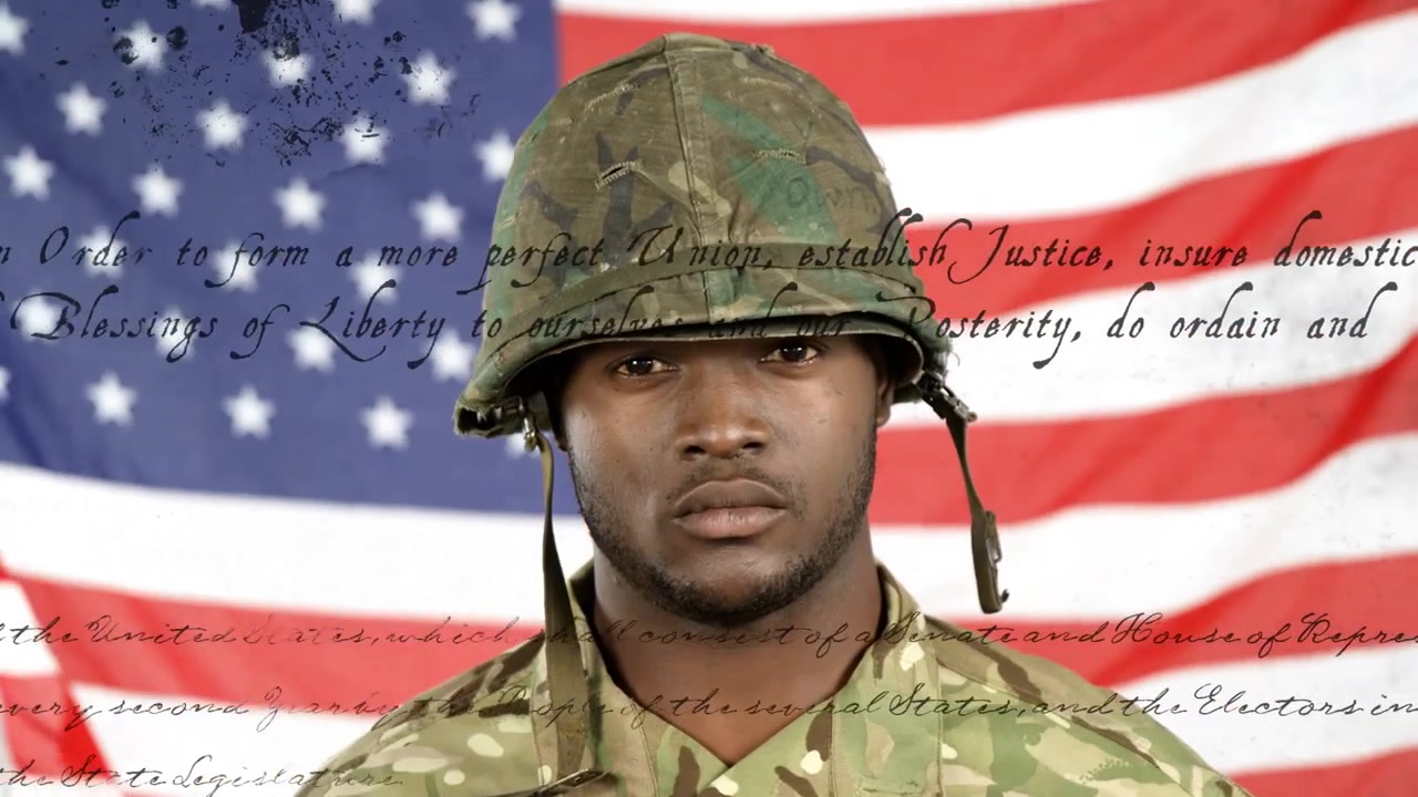 Animation af amerikansk flag og tekst over en afroamerikansk mandlig soldat