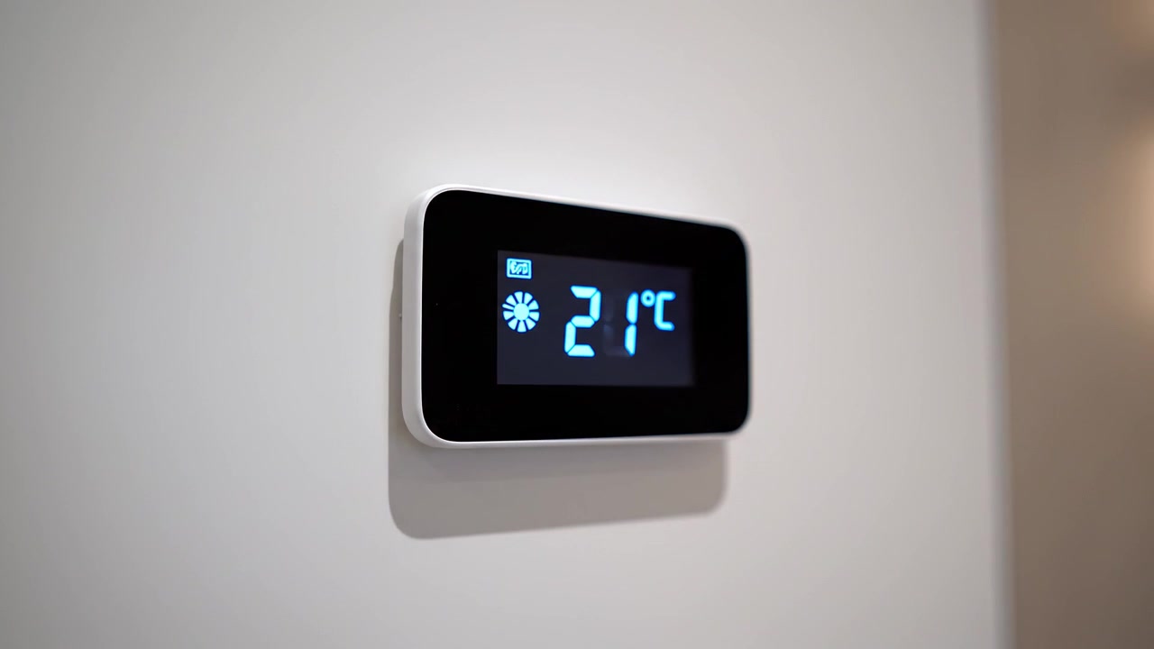 Termostato digitale moderno che visualizza la temperatura su una parete bianca