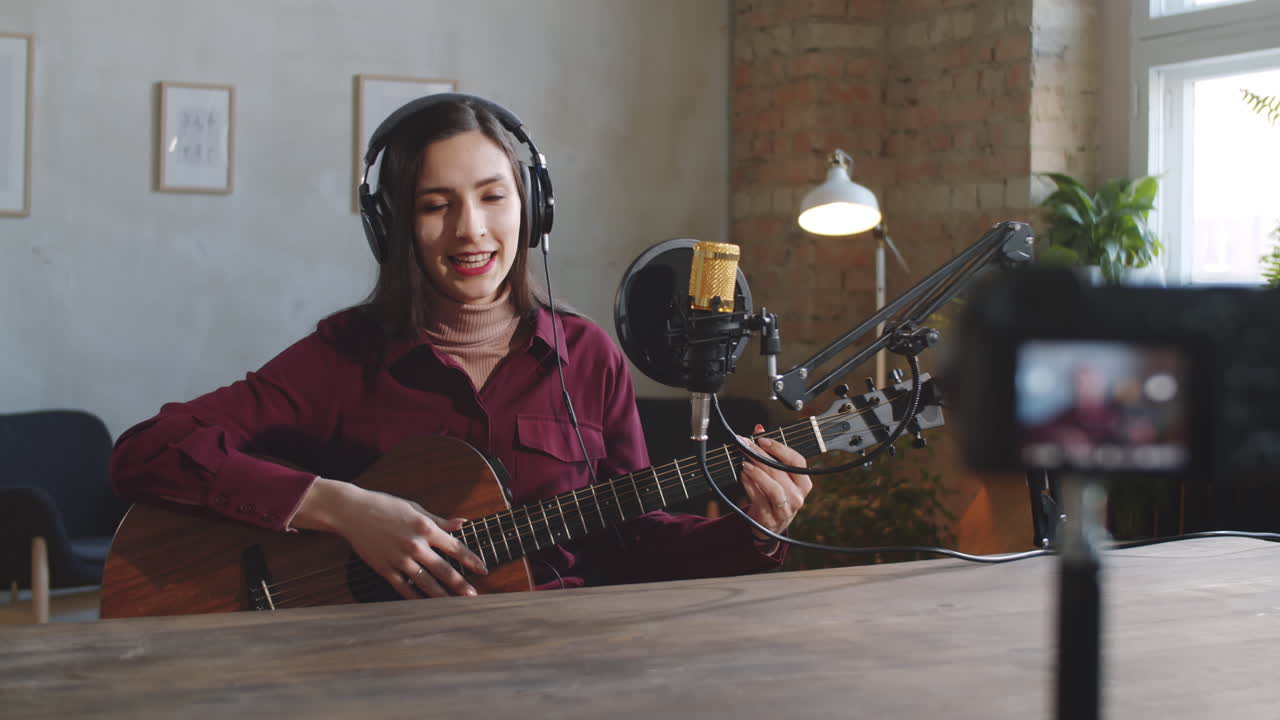 Ung kvindelig musiker filmer online guitarundervisning i studie