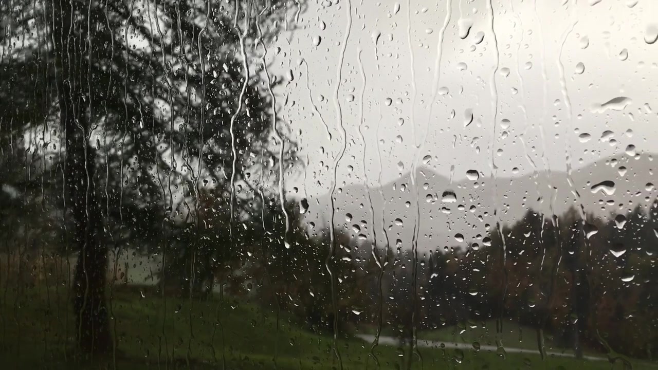 Gotas de lluvia deslizándose por la ventana
