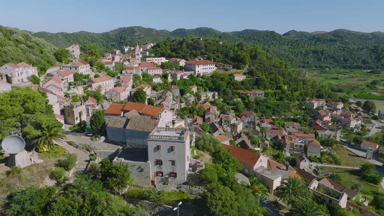 vista aérea sobre el casco antiguo de lastovo en croacia - disparo de drones