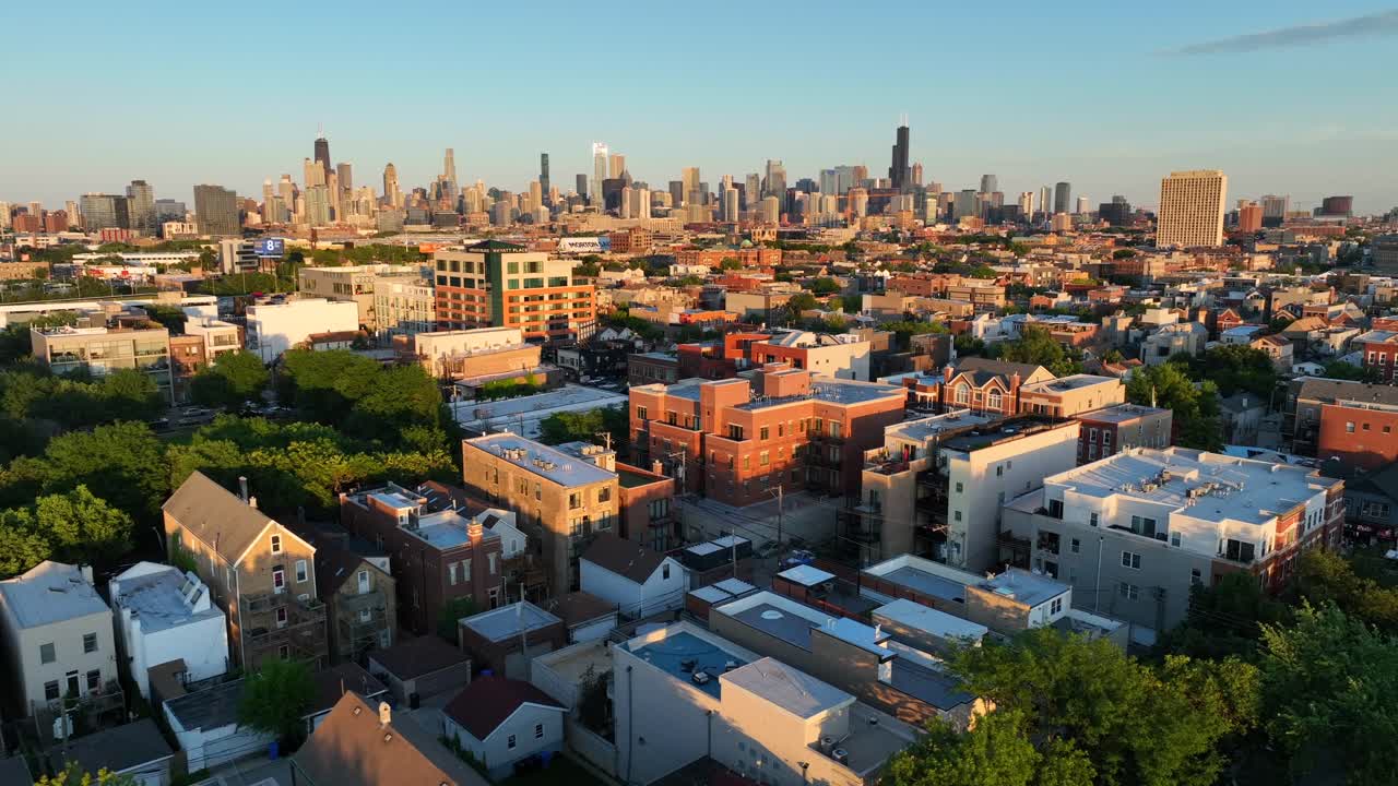 el barrio de chicago al atardecer.