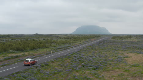 Luftbild-Tracking-Auto,-Das-Sich-Auf-Der-Ringstraße-In-Island-Bewegt.-Vorwärtsflug-Auf-Atemberaubende-Und-Surreale-Isländische-Landschaft.-Ruhiger-Und-Friedlicher-Roadtrip-Eines-Autos-Durch-Die-Wichtigste-Straße-In-Island