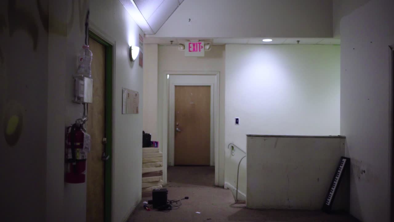 버려진 건물 복도