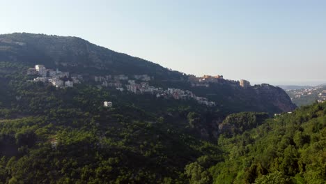 pueblo rural de sir el danniyah en las montañas verdes en el líbano