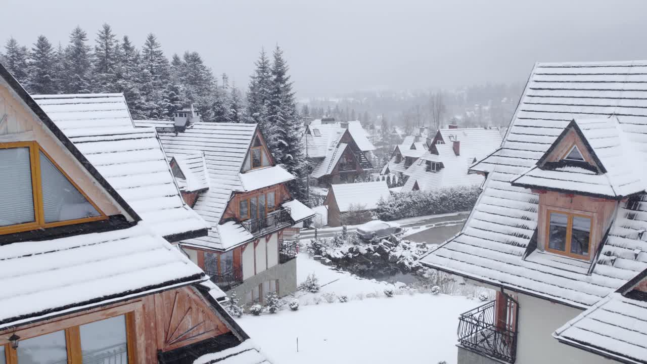 눈 덮인 산 마을